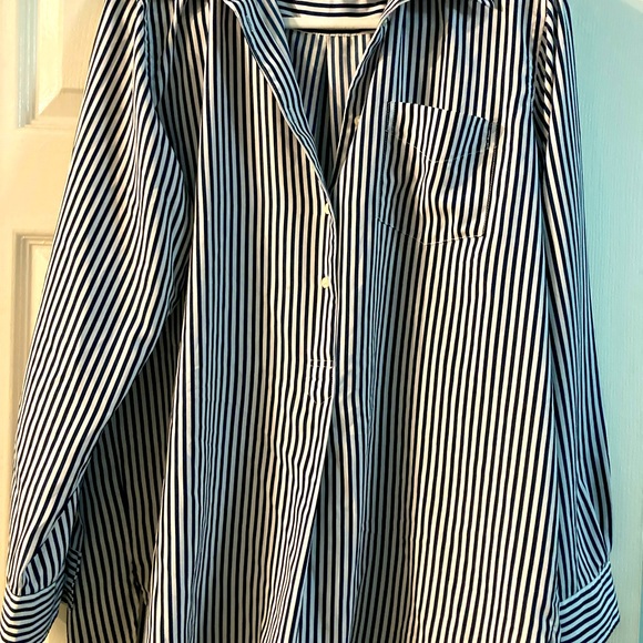 4 Dress shirts/casual button ups - Picture 8 of 9